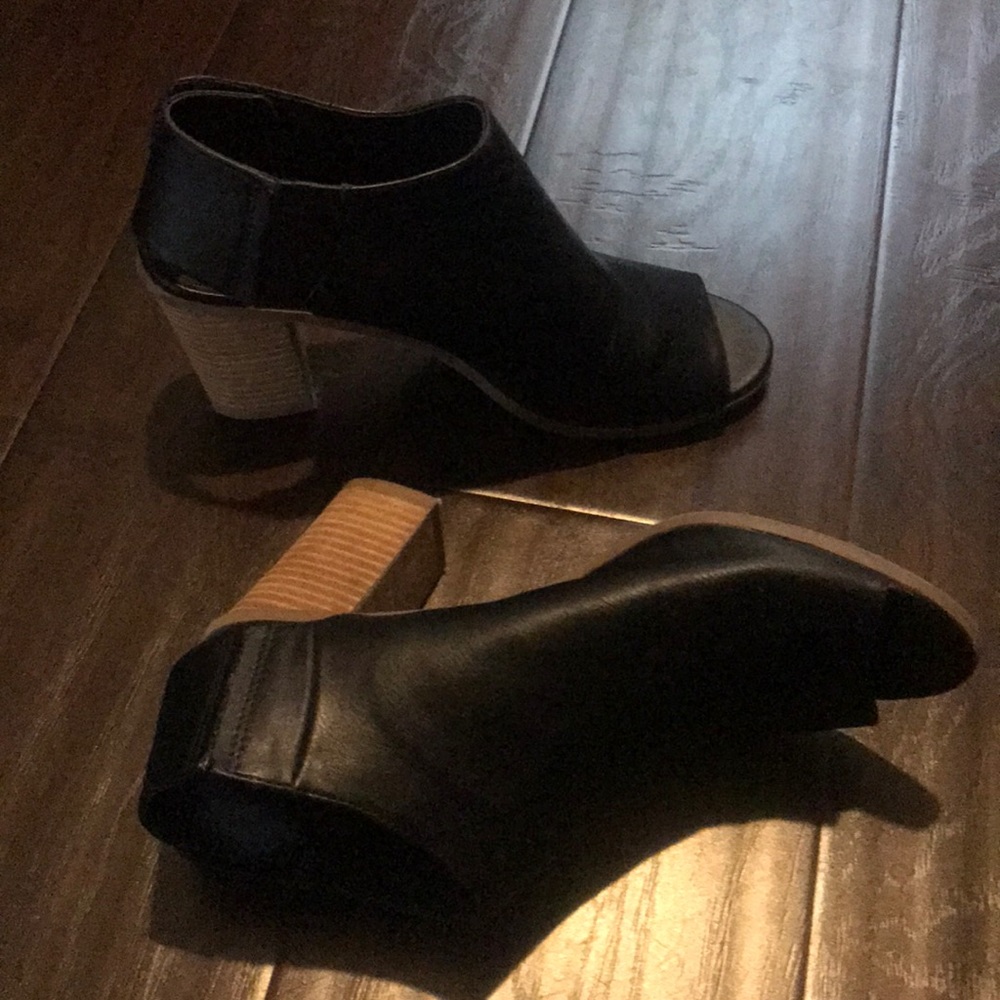 **SOLD**Sz8 Black Open Toe Heels